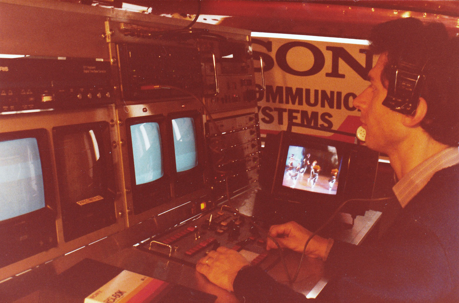 Le car de télé Videovox devant l’Opéra de Lausanne